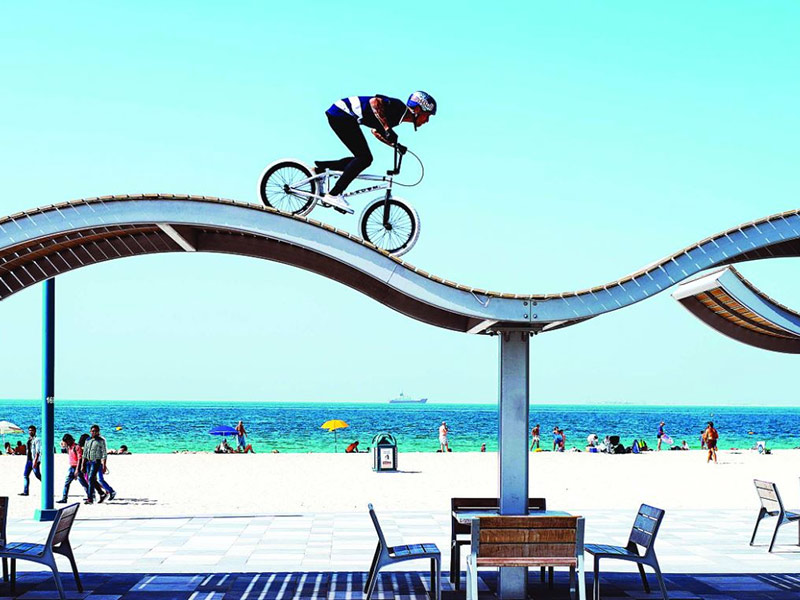 اضغط لمشاهدة الفيديو: الدراج البريطاني كريس كايل يخطف الأنفاس في عرض "Dropping in on Dubai"